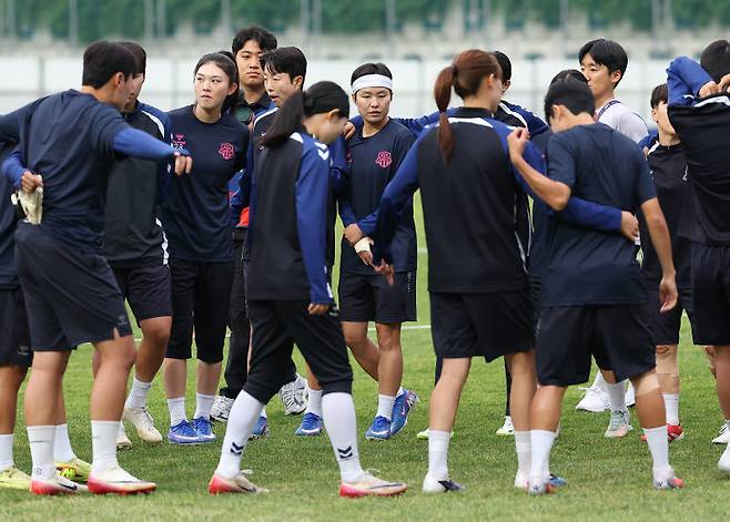 아시아축구연맹(AFC) 여자 챔피언스리그(AWCL) 4강 토너먼트에 출전하는 수원FC 위민 선수들이 19일 수원 팔달구 수원월드컵경기장 보조경기장에서 각오를 다지고 있다. 사진=연합뉴스