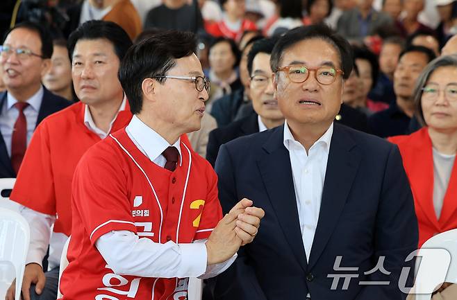 정진석 전 대통령 비서실장과 윤용근 국민의힘 충남 공주·부여·청양군 국회의원 후보가 지난 17일 충남 공주시 시내에 마련된 선거사무소 개소식에서 대화하고 있다. 2026.5.17 ⓒ 뉴스1 이호윤 기자