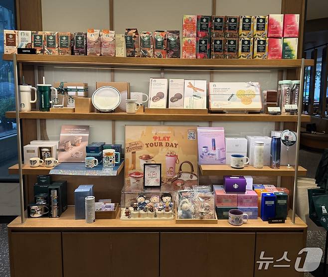 서울 시내의 한 스타벅스 매장 상품 진열대. 논란의 '탱크 텀블러'는 제외됐다. ⓒ 뉴스1