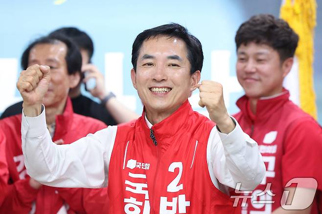 장동혁 국민의힘 대표와 부산 북갑 국회의원 보궐선거에 출마한 박민식 후보가 지난 10일 부산 북구 박 후보 선거사무소에서 열린 선거사무소 개소식에서 지지자들에게 화답하고 있다. 2026.5.10 ⓒ 뉴스1 신웅수 기자