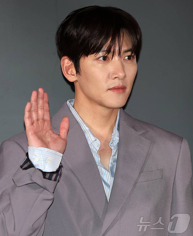 배우 지창욱이 20일 서울 용산구 CGV용산아이파크몰에서 열린 영화 '군체' 기자간담회에 참석해 포즈를 취하고 있다. '군체'는 정체불명의 감염사태로 봉쇄된 건물 안, 고립된 생존자들이 예측할 수 없는 형태로 진화하는 감염자들에 맞서 벌이는 사투를 그린 작품으로 오는 21일 개봉한다. 2026.5.20 ⓒ 뉴스1 김진환 기자
