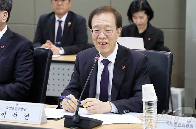 이석연 대통령 직속 국민통합위원회 위원장이 15일 오후 제주4·3평화기념관 대회의실에서 열린 제주4·3희생자유족회 및 제주특별자치도 재향경우회 합동 간담회에서 인사말을 하고 있다. 2026.4.15 ⓒ 뉴스1 오미란 기자