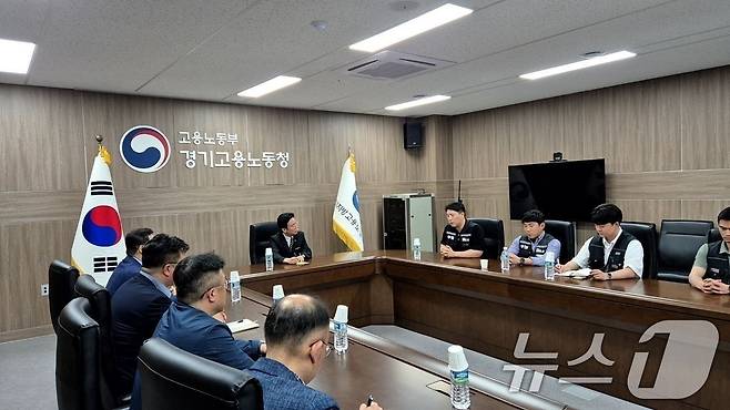 김영훈 고용노동부 장관이 20일 경기 수원 고용노동부 경기고용노동청에서 삼성전자 노사간 추가 교섭을 주재하고 있다. (고용노동부 제공. 재판매 및 DB금지) 2026.5.20 ⓒ 뉴스1