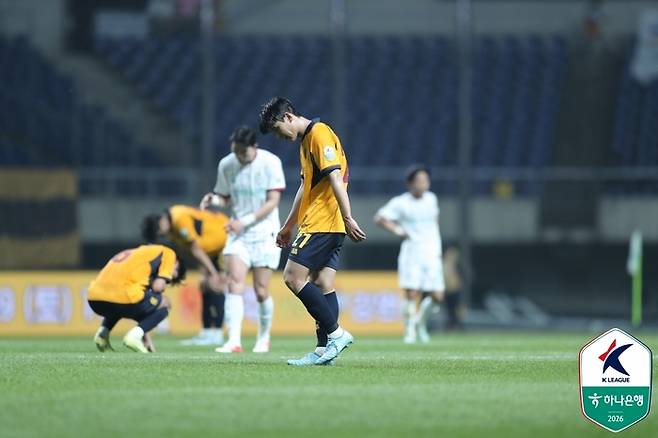 좌절하는 광주 수비수 김진호. 제공 | 한국프로축구연맹