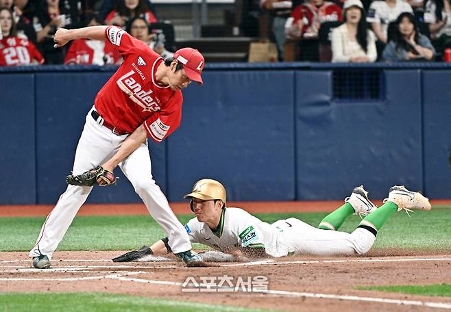 키움 서건창이 19일 서울 고척스카이돔에서 열린 2026 KBO리그 SSG전 2회말 2사 만루 상황에서 SSG 선발 타케다의 폭투에 3루에서 홈으로 파고들어 득점을 하고 있다. 고척 | 박진업 기자 upandup@sportsseoul.com