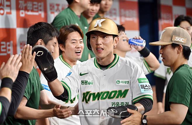키움 서건창(가운데)이 19일 고척스카이돔에서 열린 2026 KBO리그 SSG와의 경기 2회말 2사 만루 상황에서 SSG 선발 타케다의 폭투에 3루에서 홈으로 파고들어 득점을 한 뒤 동료들과 하이파이브를 하고 있다. 고척 | 박진업 기자 upandup@sportsseoul.com