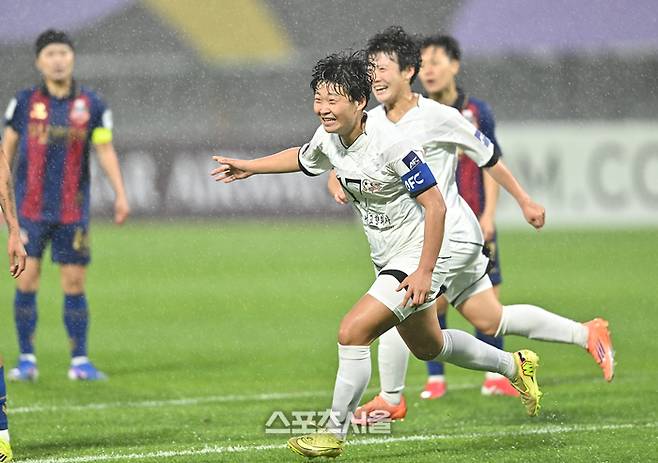 북한 내고향여자축구단 김경용이 20일 수원종합운동장에서 열린 2025~2026 아시아축구연맹(AFC) 여자 챔피언스리그(AWCL) 4강전 수원FC 위민과 경기에서 골로 생각하고 환호하고 있다. 오프사이드. 2026. 5. 20. 수원 | 최승섭기자 thunder@sportsseoul.com