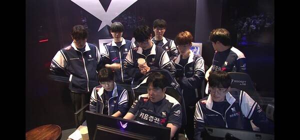 20일 서울 종로구 롤파크에서 열린 2026 LCK 정규 시즌 2라운드 1경기 2세트에서 키움 DRX가 T1을 잡고 세트 스코어 1-1 균형을 맞췄다. (T1 & KRX =1:1)./사진=네이버 치지직 라이브영상 캡처