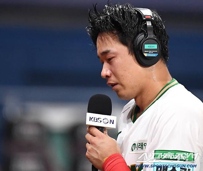 19일 고척 스카이돔에서 열린 키움과 SSG의 경기. 9회말 키움 김웅빈이 SSG 조병현을 상대로 끝내기홈런을 날렸다. 인터뷰 도중 눈물 흘리는 김웅빈. 고척=송정헌 기자songs@sportschosun.com/2026.05.19/