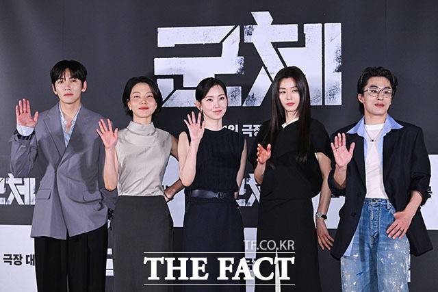 배우 지창욱 김신록 신현빈 전지현 구교환(왼쪽부터)이 20일 오후 서울 용산구 CGV 용산 아이파크몰에서 열린 영화 ‘군체’ 언론배급시사회 및 기자간담회에 참석해 포즈를 취하고 있다. /서예원 기자