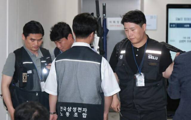 20일 정부세종청사 중앙노동위원회에서 진행된 협상장을 나서는 최승호 삼성전자 노조위원장. (사진=뉴시스)