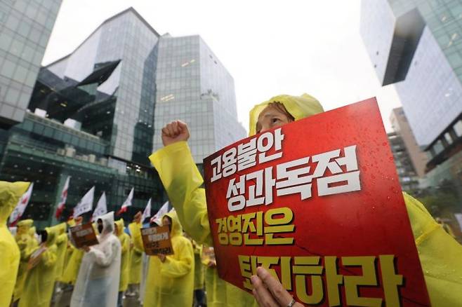 전국화학섬유식품산업노동조합 카카오지회(카카오 노조) 조합원들이 20일 경기도 성남시 판교역 광장에서 '2026 임단협 승리 결의대회'를 열고 구호를 외치고 있다. 연합뉴스