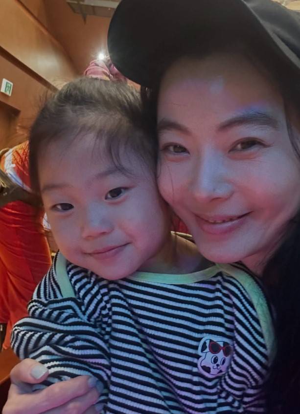 윤소이, 딸과 다정한 투샷 공개…단란한 가족 일상 눈길 (출처:윤소이 인스타그램)