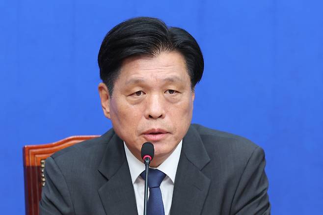 더불어민주당 총괄선대본부장을 맡은 조승래 사무총장이 20일 서울 여의도 국회에서 기자간담회를 하고 있다./뉴스1