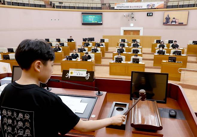 20일 대전시의회에서 2026 상반기 청소년 의회교실이 열려 대전봉명중학교 학생들이 체험을 하고 있다. 대전시의회 제공