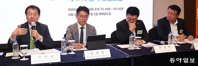 이복남 서울대 건설환경종합연구소 특임연구위원(교수)이 좌장을 맡아 이날 주제발표를 한 손태홍 한국건설산업연구원 건설기술·관리연구실장과 함께 한정탁 삼일회계법인 파트너, 김동욱 GS건설 플랜트사업본부장(오른쪽 사진 왼쪽부터)을 패널로 한 토론이 진행됐다. 변영욱 기자 cut@donga.com