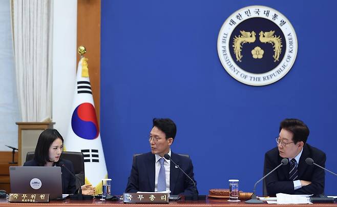 김진아 외교부 제2차관이 20일 청와대에서 열린 제22회 국무회의 겸 제9차 비상경제점검회의에서 이재명 대통령 질문에 답변하고 있다. 2026.5.20/뉴스1
