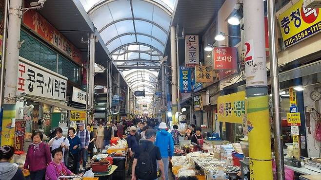 지난 18일 부산 북구 구포시장은 장날을 맞아 지역 주민들의 발길이 끊기지 않았다. 사진=이해람 기자