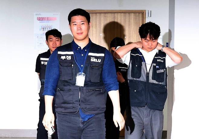 최승호 삼성그룹 초기업노조 삼성전자지부 위원장이 20일 새벽 정부세종청사 중앙노동위원회에서 열린 삼성전자 노사 2차 사후조정 회의가 정회된 뒤 회의실 밖으로 나오고 있다. 세종=박시몬 기자