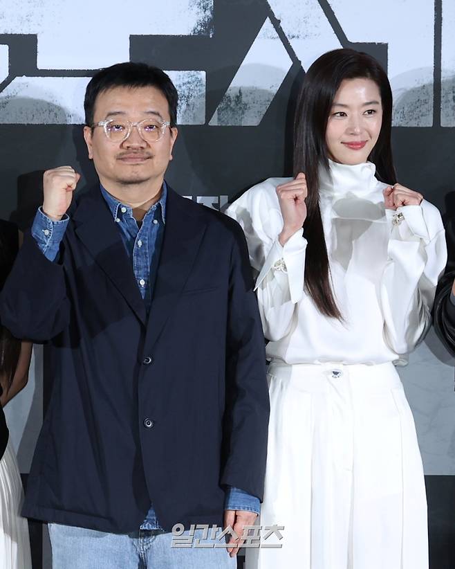 연상호 감독과 전지현이 6일 오전 서울 용산구 CGV용산아이파크몰에서 열린 영화 '군체' 제작보고회에 참석해 포토타임을 갖고 있다. '군체'는 정체불명의 감염 사태로 봉쇄된 건물 안, 고립된 생존자들이 예측할 수 없는 형태로 진화하는 감염자들에 맞서 벌이는 사투를 그린 영화. 오는 5월 개봉. 서병수 기자 qudtn@edaily.co.kr /2026.04.06/