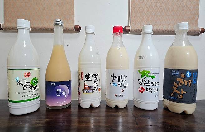 강해영 대표 막걸리6. 왼쪽부터 강진 도암 뽕잎쌀막걸리, 영암 도갓집 '문득' 무화과 막걸리, 강진 병영설성 생막걸리, 해남 삼산주조장 해남 찹쌀생막걸리, 영암 도포주조장 월출산 생막걸리, 해남 해창 찹쌀생막걸리. 손민호 기자