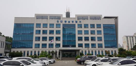 천안동남경찰서는 20일 아파트 주차장에서 차량을 훔쳐 달아난 혐의로 초등학생 2명을 검거해 조사 중이다. 신진호 기자