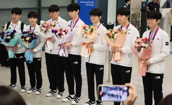 지난 2023년에 열린 2022 항저우 아시안게임에서 금메달을 획득한 ‘리그 오브 레전드’ 대한민국 국가대표 선수들이 귀국하는 모습. '페이커' 이상혁(오른쪽 세번째), '제우스' 최우제(오른쪽 첫번째), '케리아' 류민석(왼쪽 두번째)은 올해 또 한번 금메달 사냥에 나선다./연합뉴스