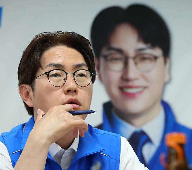 더불어민주당 하정우 부산 북구갑 국회의원 보궐선거 후보가 지난 19일 오전 부산 북구 선거사무소에서 부산 AI기업 간담회를 갖고 있다. 연합뉴스