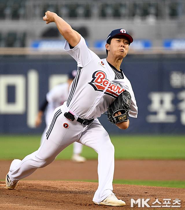 19일 서울 잠실야구장에서 ‘2026 프로야구’ NC 다이노스와 두산 베어스의 경기가 열렸다. 역투하는 두산 최민석. 사진(잠실 서울)=천정환 기자