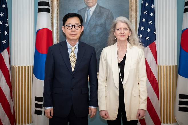 19일(현지시간) 박윤주 외교부 제1차관(왼쪽)이 앨리슨 후커 미 국무부 정무차관과 면담했다./사진제공=외교부