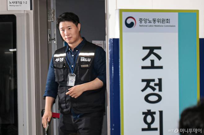 최승호 삼성그룹 초기업노동조합 삼성전자지부 위원장이 20일 새벽 정부세종청사 중앙노동위에서 입장을 발표하기 위해 회의실 밖으로 나오고 있다./사진=뉴시스