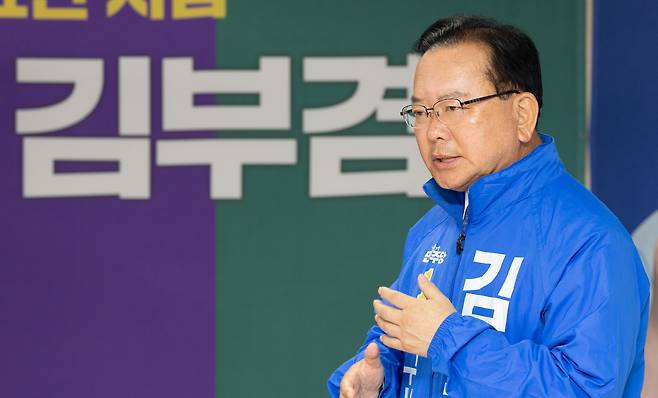 김부겸 더불어민주당 대구시장 후보가 지난 18일 대구 달서구에 마련된 후보 선거사무소에서 헤럴드경제와 인터뷰를 하고 있다. 대구=윤창빈 기자