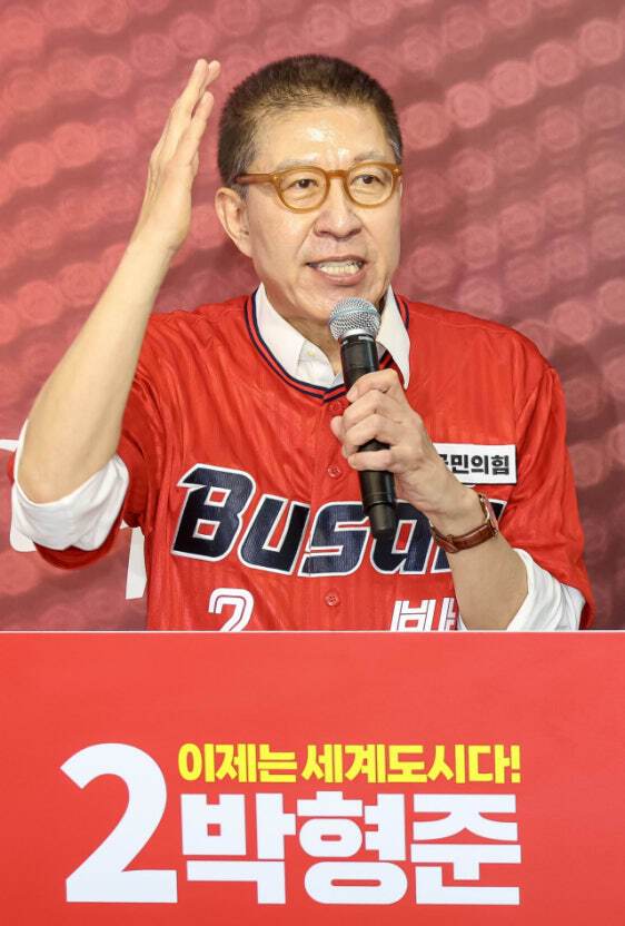 박형준 국민의힘 부산시장 후보가 20일 제5호 공약인 ‘부산찬스, 내게 힘이 되는 부산’을 발표했다. 이 공약은 시민이 제안한 민생공약으로, 시민들의 일상을 촘촘하게 메우는 6대 프로젝트로 구성돼 있다. 박형준 후보 캠프 제공