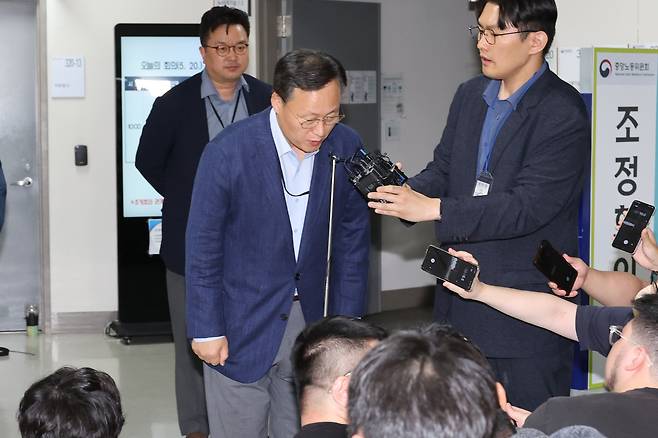 삼성전자 사측 대표교섭위원인 여명구 DS(디바이스솔루션·반도체 사업 담당) 피플팀장이 20일 정부세종청사 중앙노동위원회에서 노사협상 결렬에 따른 입장을 밝힌 뒤 인사하고 있다. 연합뉴스