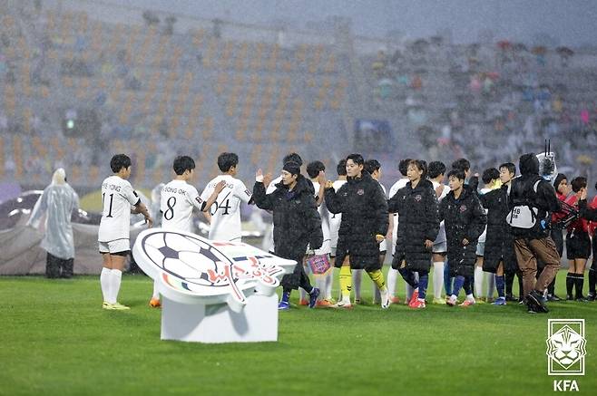 ▲ 20일 수원 장안구 수원종합운동장에서 열린 아시아축구연맹(AFC) 여자 챔피언스리그(AWCL) 4강 수원FC 위민과 내고향여자축구단의 경기. 양 팀 선수들이 경기 전 인사하고 있다. ⓒ 대한축구협회