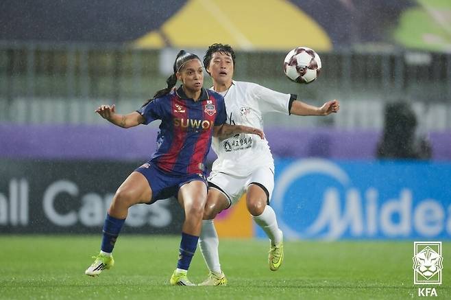 ▲ 20일 수원 장안구 수원종합운동장에서 열린 아시아축구연맹(AFC) 여자 챔피언스리그(AWCL) 4강 수원FC 위민과 내고향여자축구단의 경기가 한창이다. ⓒ 대한축구협회