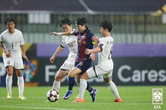 ▲ 20일 수원 장안구 수원종합운동장에서 열린 아시아축구연맹(AFC) 여자 챔피언스리그(AWCL) 4강 수원FC 위민과 내고향여자축구단의 경기가 한창이다. ⓒ 대한축구협회