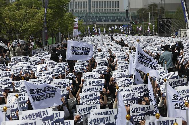 4월 23일 경기 평택시 삼성전자 평택캠퍼스에서 열린 삼성전자 노동조합 공동투쟁본부 ‘4·23 투쟁 결의대회’에서 조합원들이 구호를 외치고 있다. 뉴시스