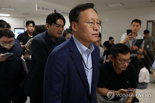 협상장 떠나는 여명구 사측 대표교섭위원 (세종=연합뉴스) 김주성 기자 = 삼성전자 사측 대표교섭위원인 여명구 DS(디바이스솔루션·반도체 사업 담당) 피플팀장이 20일 정부세종청사 중앙노동위원회에서 노사협상 결렬에 따른 입장을 밝힌 뒤 협상장을 떠나고 있다. 2026.5.20 utzza@yna.co.kr