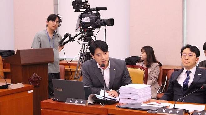 ▲ 한준호 의원이 국회 국토교통위원회 현안 질의에서 삼성역 철근 누락 사태와 관련 시공사인 현대건설, 감리사 삼안, 서울시에 대한 운영손실보전금 구상권 검토를 촉구하고 있다. /사진제공=한준호 의원