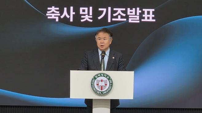 ▲ 이동현 평택대학교 총장이 '평택형 ANCHOR 체제 지역혁신 정책토론회'에서 인사말을 하고 있다. 기조발제자로 나선 이 총장은 대학은 이제 단순한 교육기관을 넘어 지역의 미래 성장동력을 설계하는 핵심 플랫폼이라고 강조했다. /오원석 기자 wonsheok5@incheonilbo.com