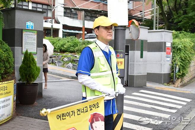 안민석 경기도교육감 후보가 21일 서현초등학교 앞 횡단보도에서 등굣길 안전봉사를 진행하고 있다. 이성관 기자