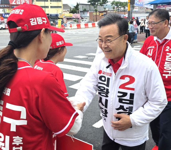 김성제 국힘 의왕시장 후보가 공식 선거운동 첫날 선거운동원들에게 화이팅을 당부하고 있다. <김성제 희망캠프 제공>
