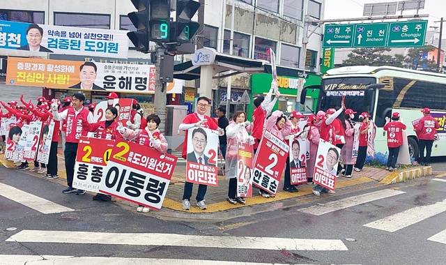 ▲ 거리인사하는 국민의힘 증평군 후보들. /이민표 후보 캠프 제공