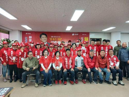 ◇국민의힘 김호열 양양군수후보가 21일 선거사무소에서 이번 선거에 출마한 당 소속 후보자 등이 참석한 가운데 필승결의대회를 개최했다.