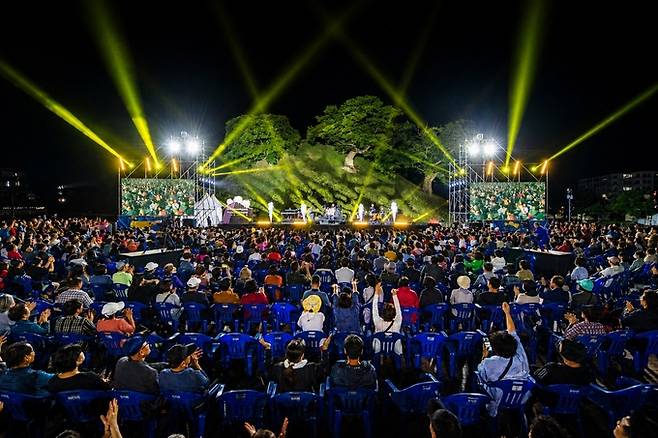 ▲ 경주 봉황대고분군을 배경으로 한 야외 공연 '2026 봉황대 뮤직스퀘어'가 다음 달 5일부터 8월 28일까지 봉황대 광장 특설무대에서 총 9차례 열린다. 사진은 지난해 '봉황대 뮤직스퀘어' 공연 모습. 경주시