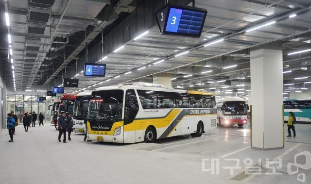 국토교통부가 청주공항을 오가는 전국 시외버스 노선을 대대적으로 신설 및 확대하면서, 대구·경북 지역 승객들마저 청주공항으로 발길을 돌릴 수 있는 이른바 '빨대 효과'가 가시화되고 있다. 반면 대구공항으로 향하는 타 권역 노선은 단 1대도 추가되지 않아 두 공항 간의 접근성 격차는 앞으로 더욱 벌어질 전망이다. 사진은 동대구터미널 승차 플랫폼 전경. 대구일보 DB