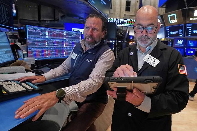 미국 뉴욕증권거래소(NYSE)에서 트레이더들이 근무하고 있다.(뉴욕/AP연합뉴스)