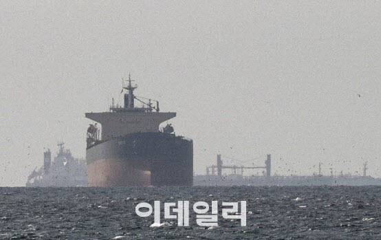 호르무즈 해협 인근에 정박 중인 화물선들.(사진=연합뉴스)