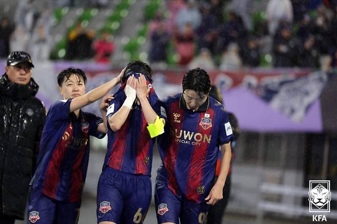 지소연(수원FC 위민)이 20일 수원종합운동장에서 열린 아시아축구연맹(AFC) 여자 챔피언스리그(AWCL) 4강 내고향전을 마친 뒤 눈물을 흘리고 있다. 사진=대한축구협회